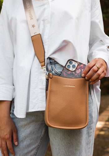 LOUENHIDE PARKER PHONE CROSSBODY BAG - CAMEL