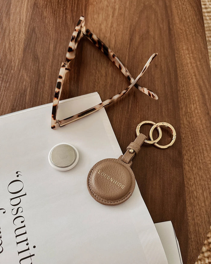 Load image into Gallery viewer, LOUENHIDE OPAL AIRTAG CASE - MOCHA