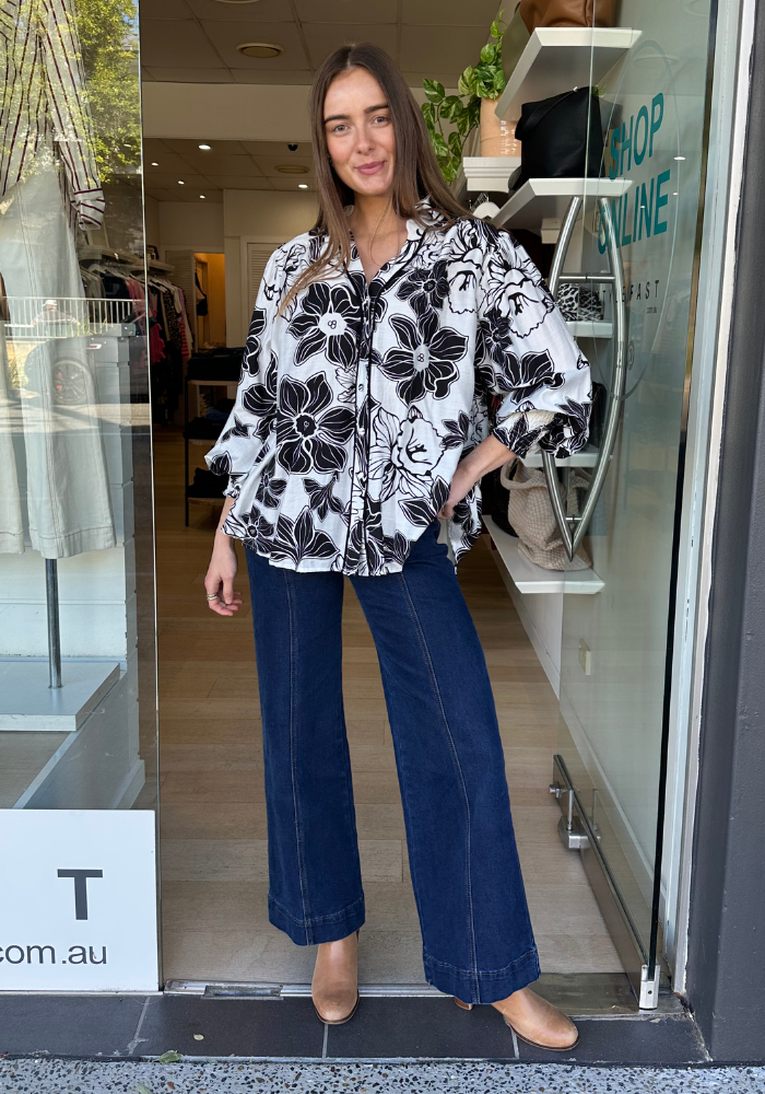 Load image into Gallery viewer, JULIE BLOUSE - BLACK PRINT