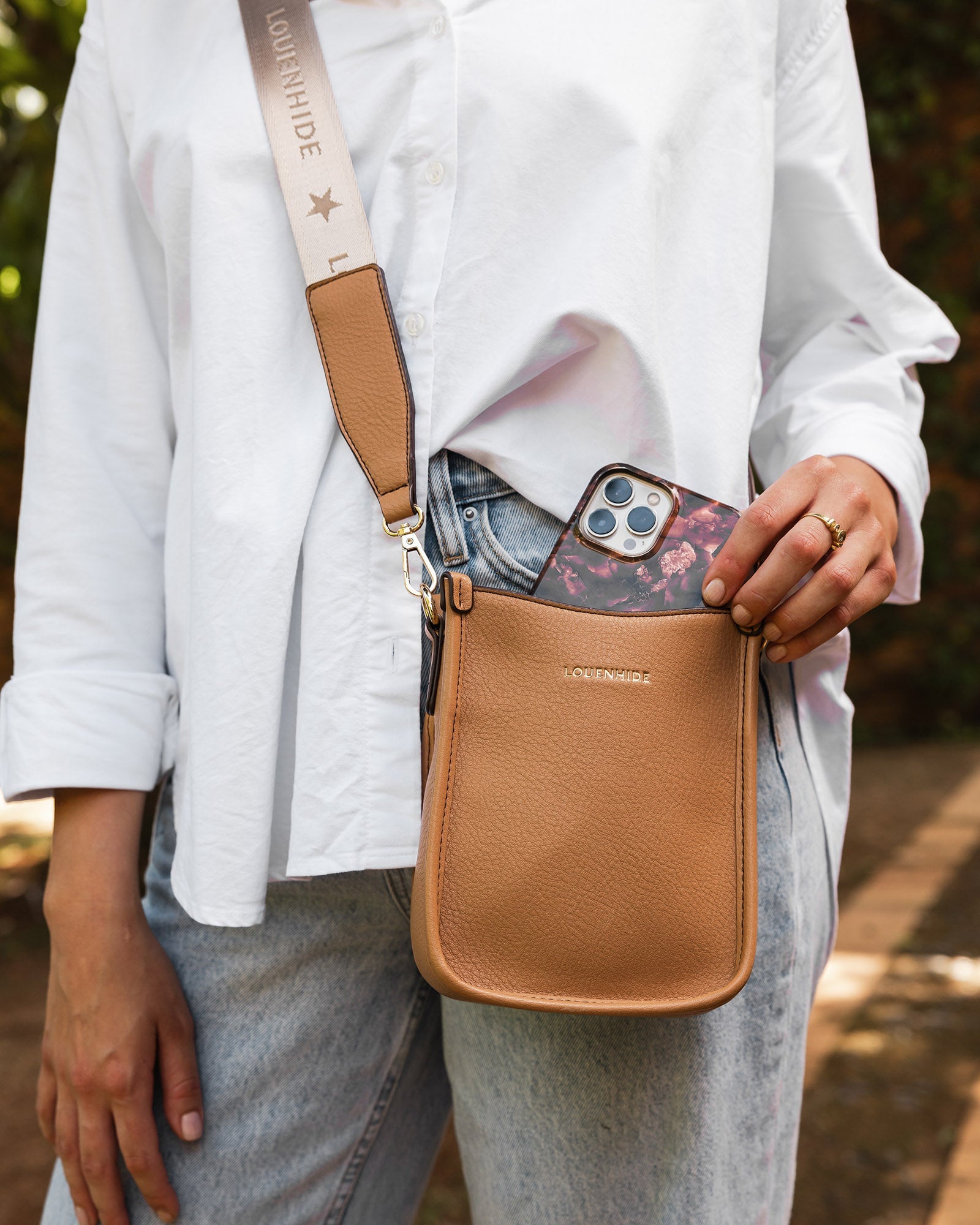 LOUENHIDE PARKER PHONE CROSSBODY BAG - CAMEL