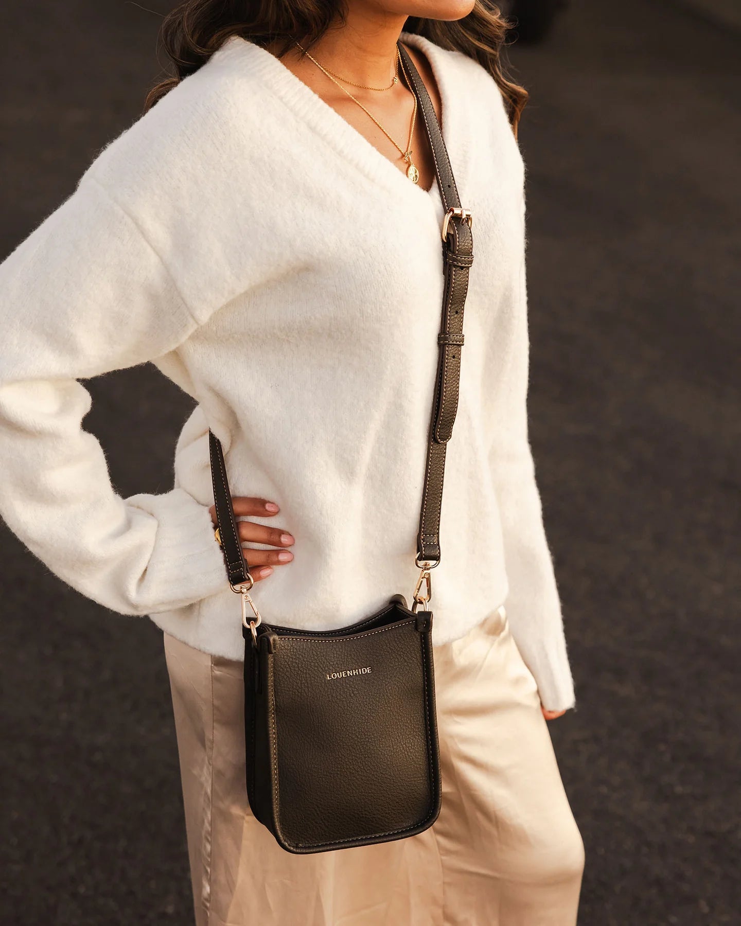 LOUENHIDE PARKER PHONE CROSSBODY BAG - CHOCOLATE