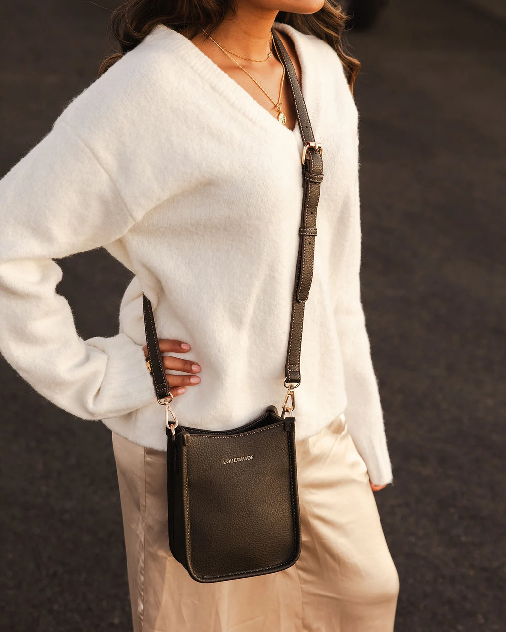 LOUENHIDE PARKER PHONE CROSSBODY BAG - CHOCOLATE