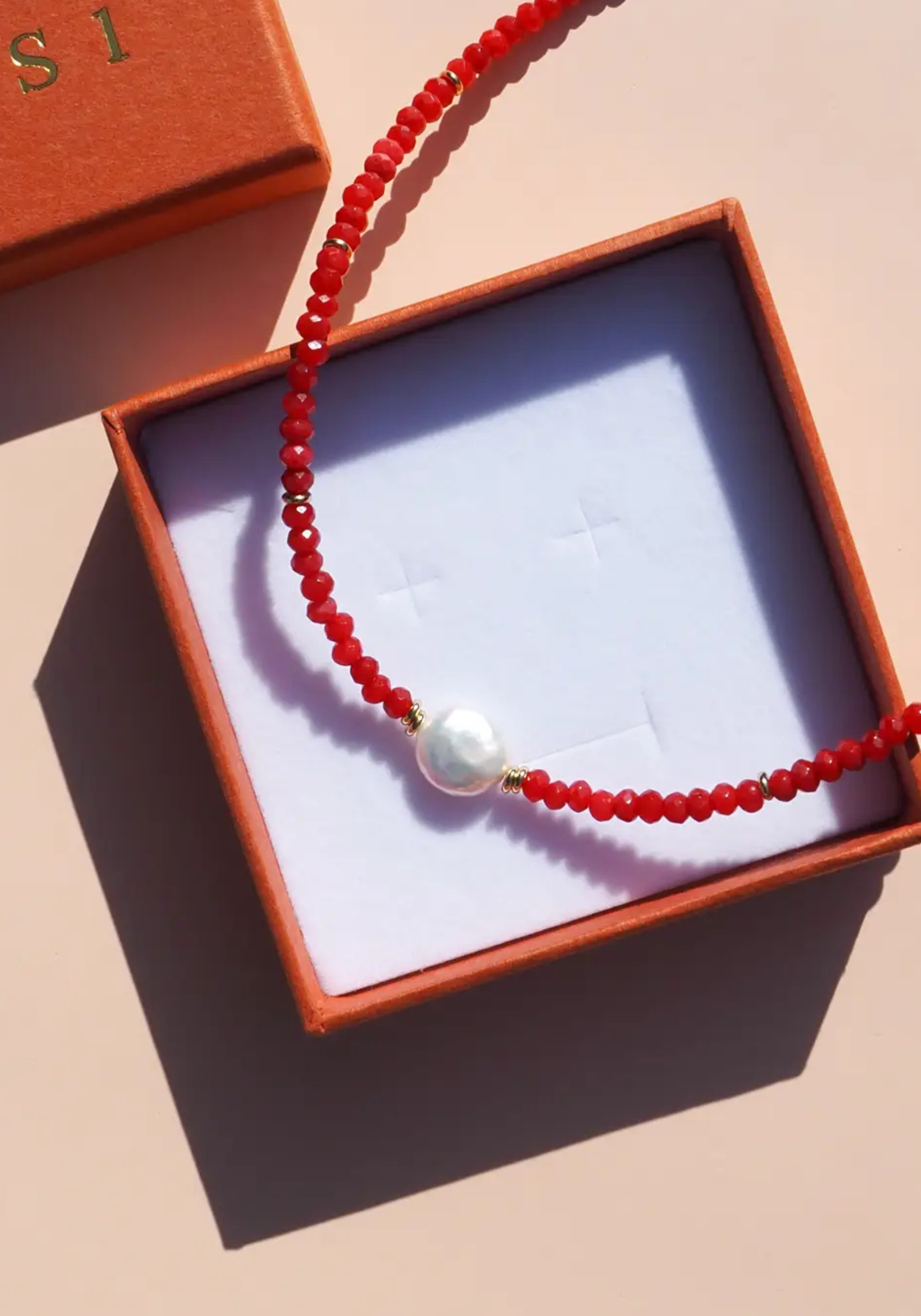 ALESI FRESHWATER PEARL BEADED NECKLACE - RED GEMSTONE