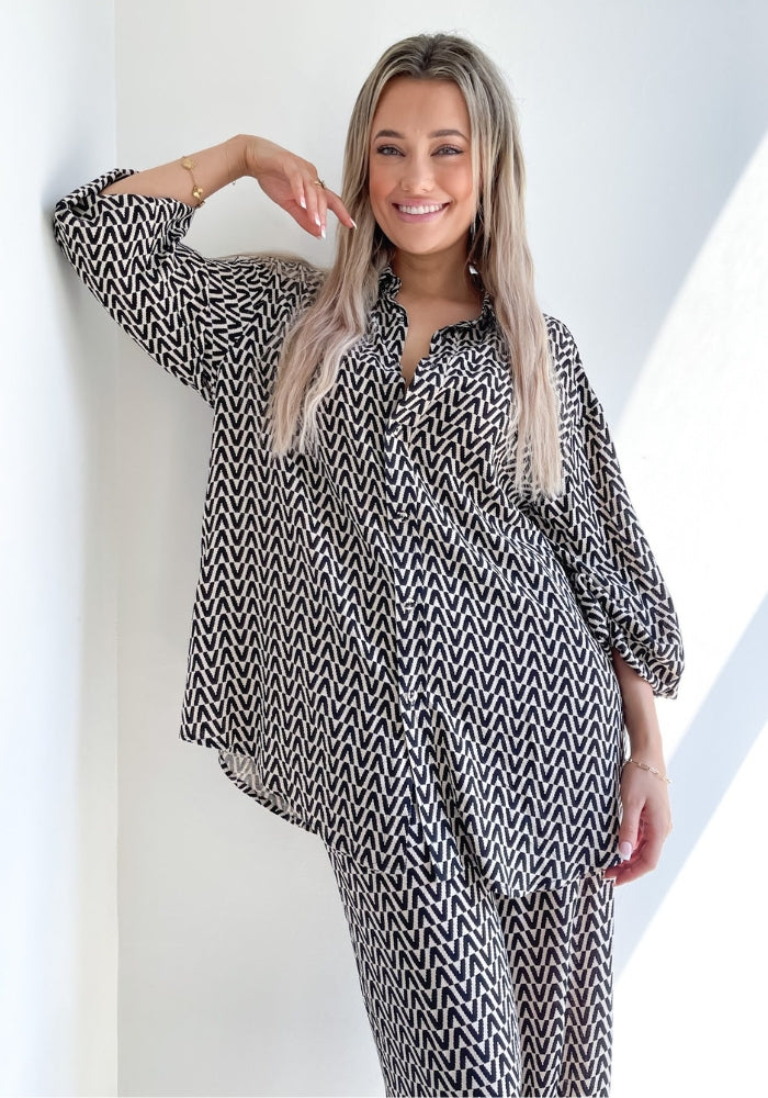 Load image into Gallery viewer, VICTORIA OVERSIZED SHIRT - BLACK &amp; BEIGE