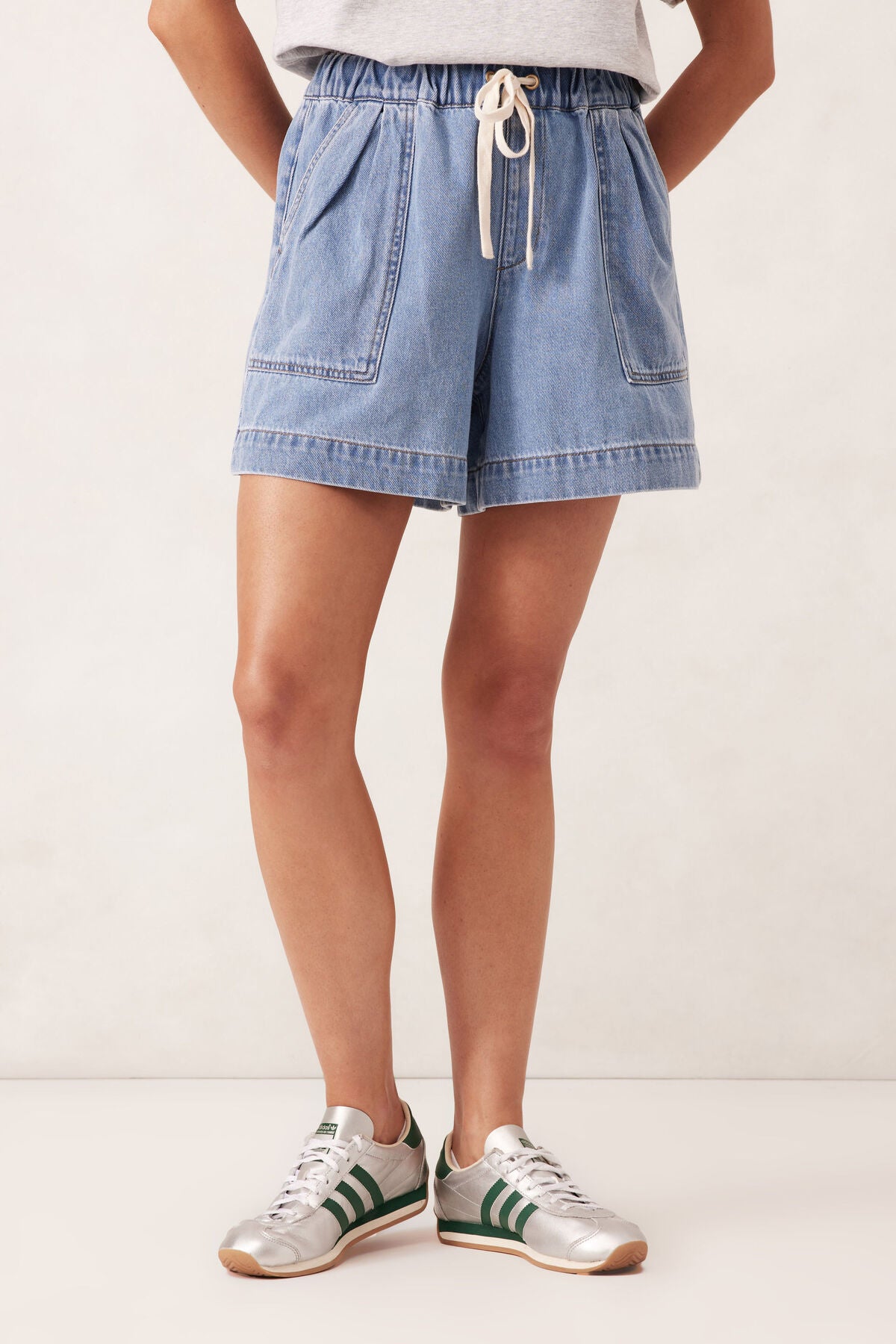 CERES LIFE DARCY RELAXED EVERYDAY SHORT - MID WASH BLUE