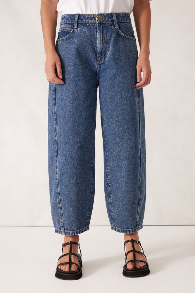 Load image into Gallery viewer, CERES LIFE TAPERED BARREL JEAN - FRESH INDIGO