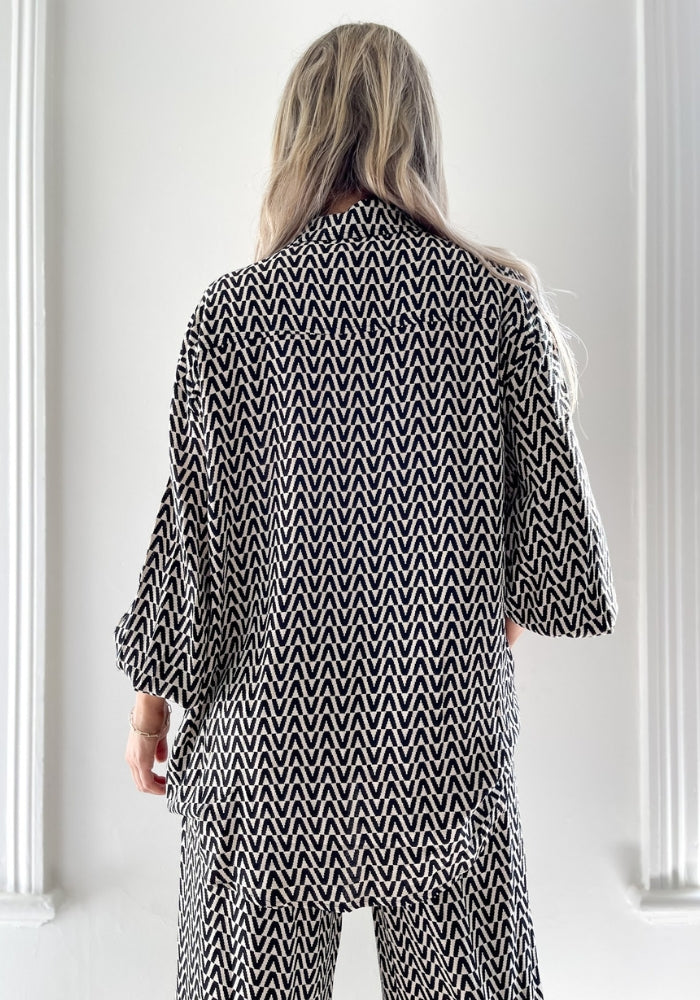 Load image into Gallery viewer, VICTORIA OVERSIZED SHIRT - BLACK &amp; BEIGE