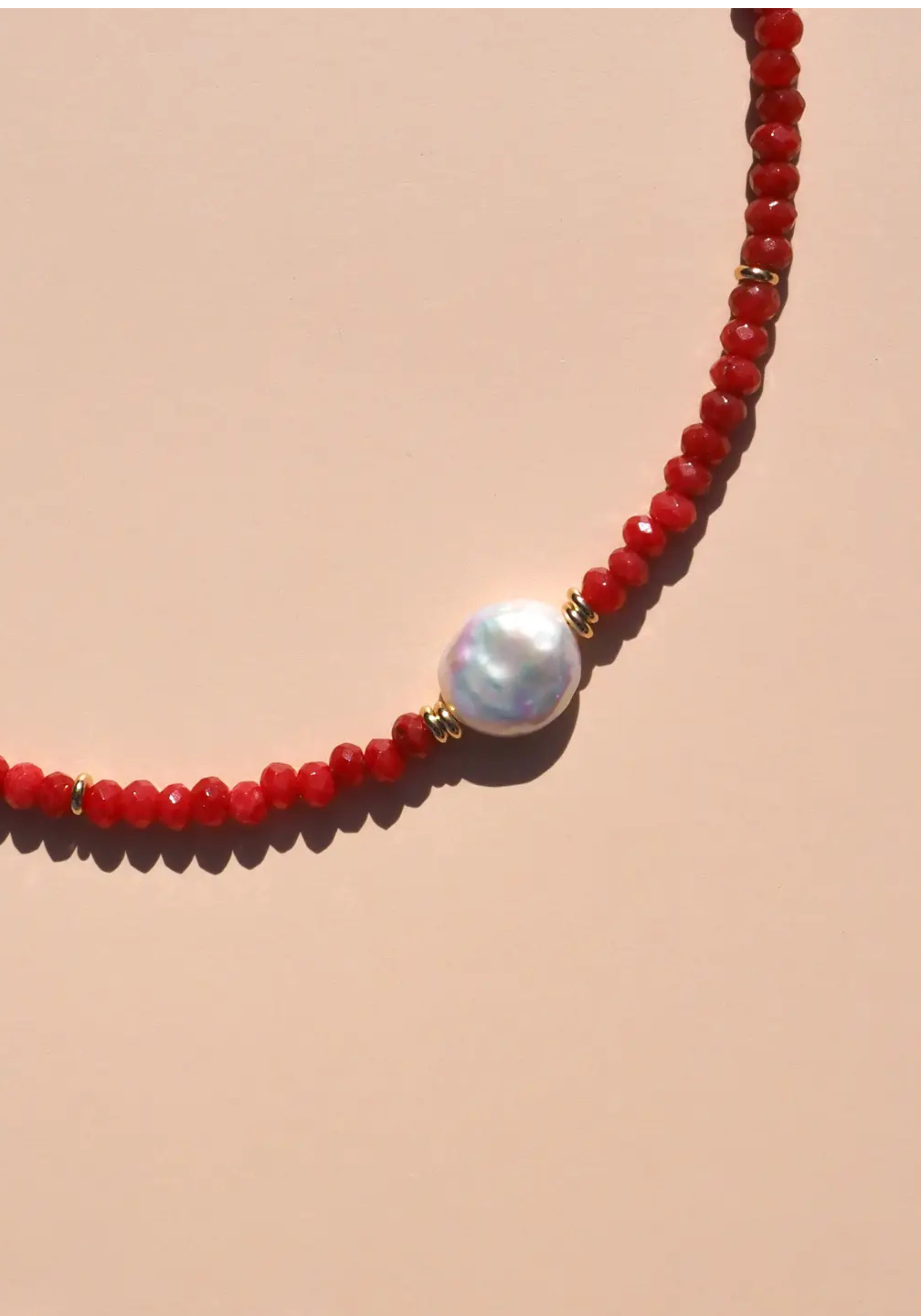 ALESI FRESHWATER PEARL BEADED NECKLACE - RED GEMSTONE
