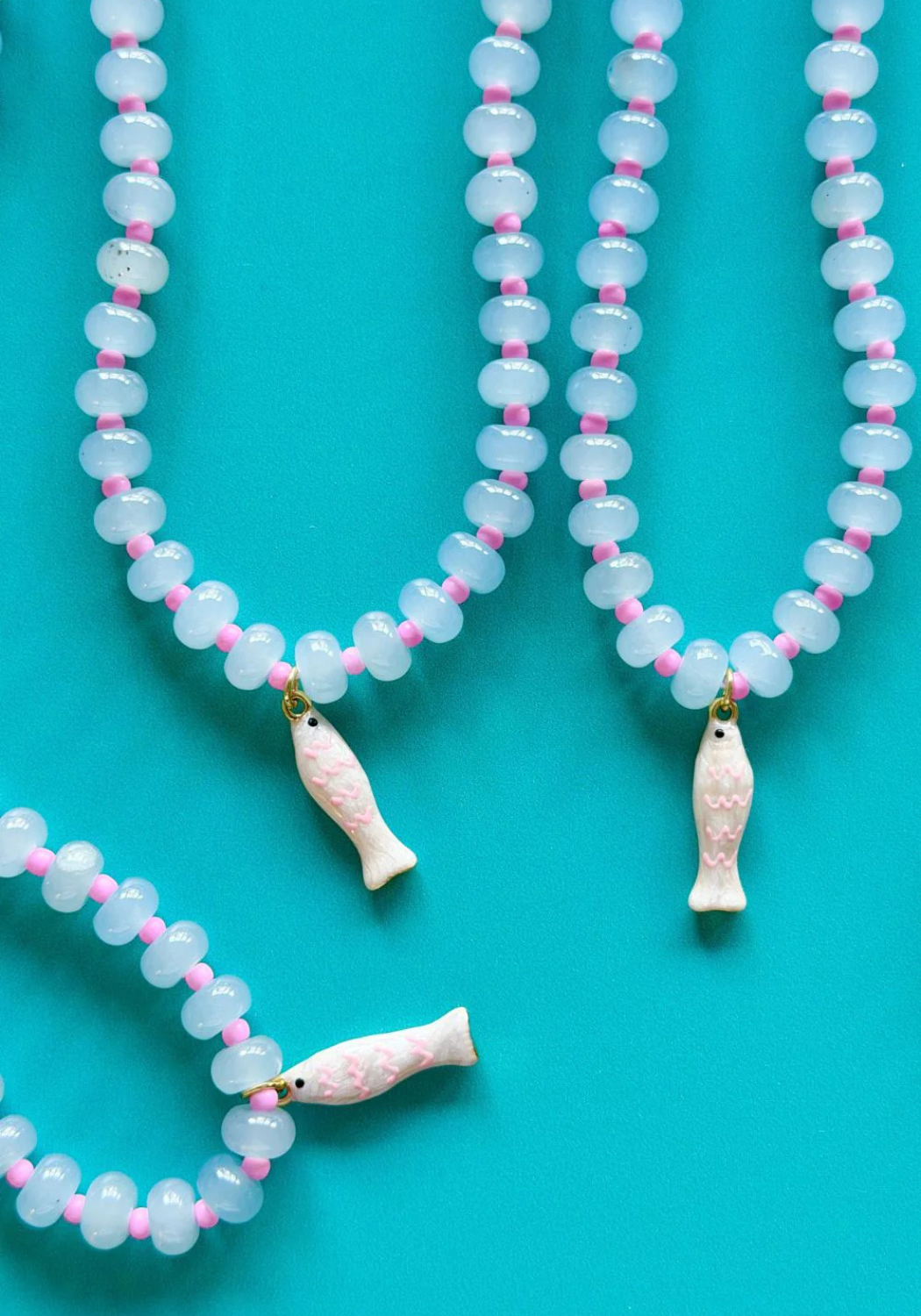 MOSK MELBOURNE WIDDLE FISHY GEM NECKLACE - LIGHT BLUE