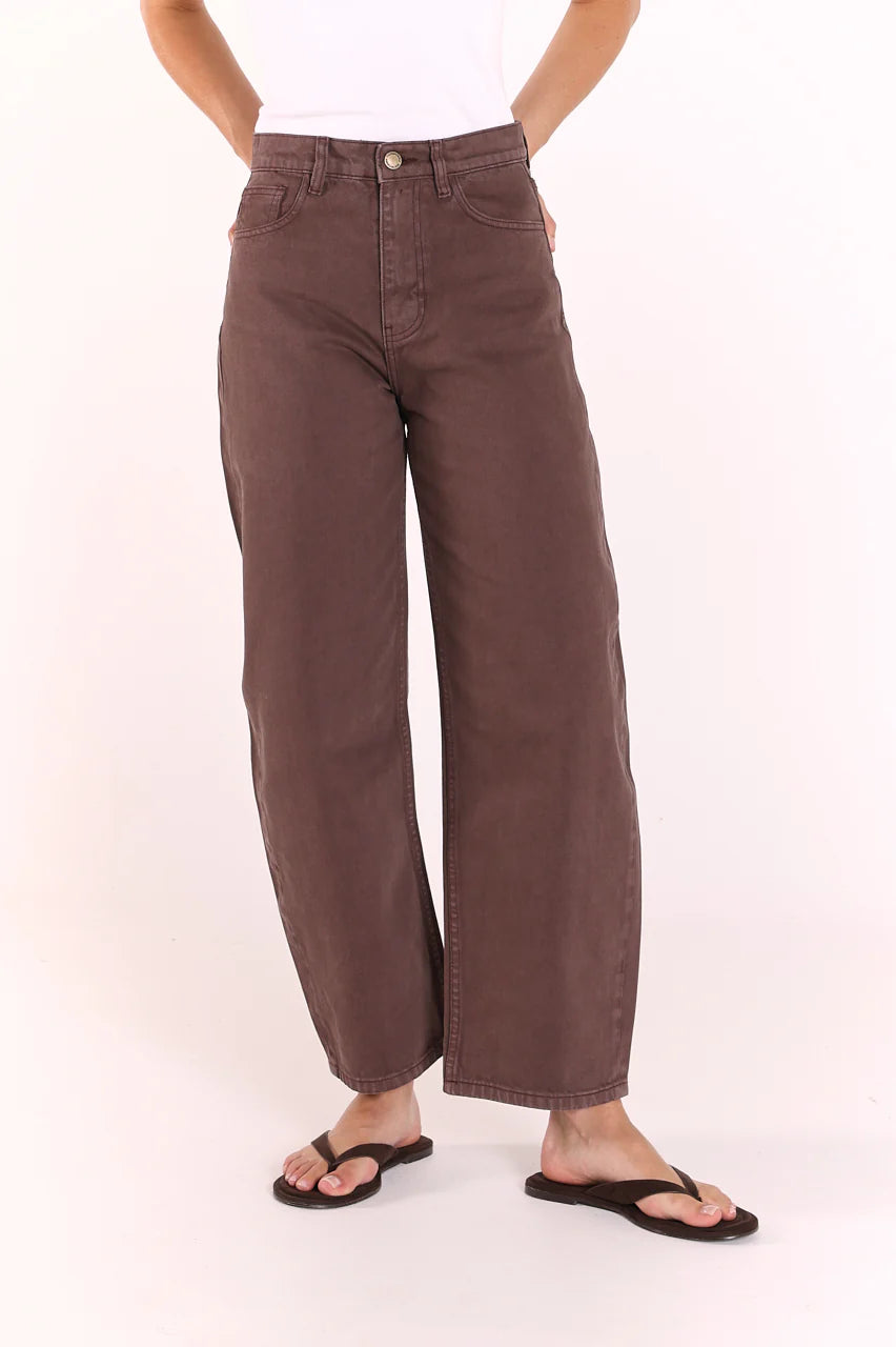 FEATHER + NOISE LOLA FULL LENGTH BARREL JEAN - CHOCOLATE