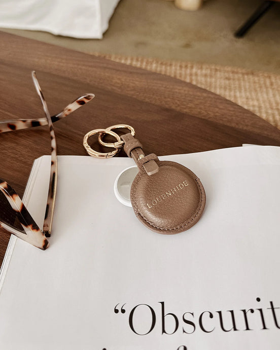 LOUENHIDE OPAL AIRTAG CASE - MOCHA
