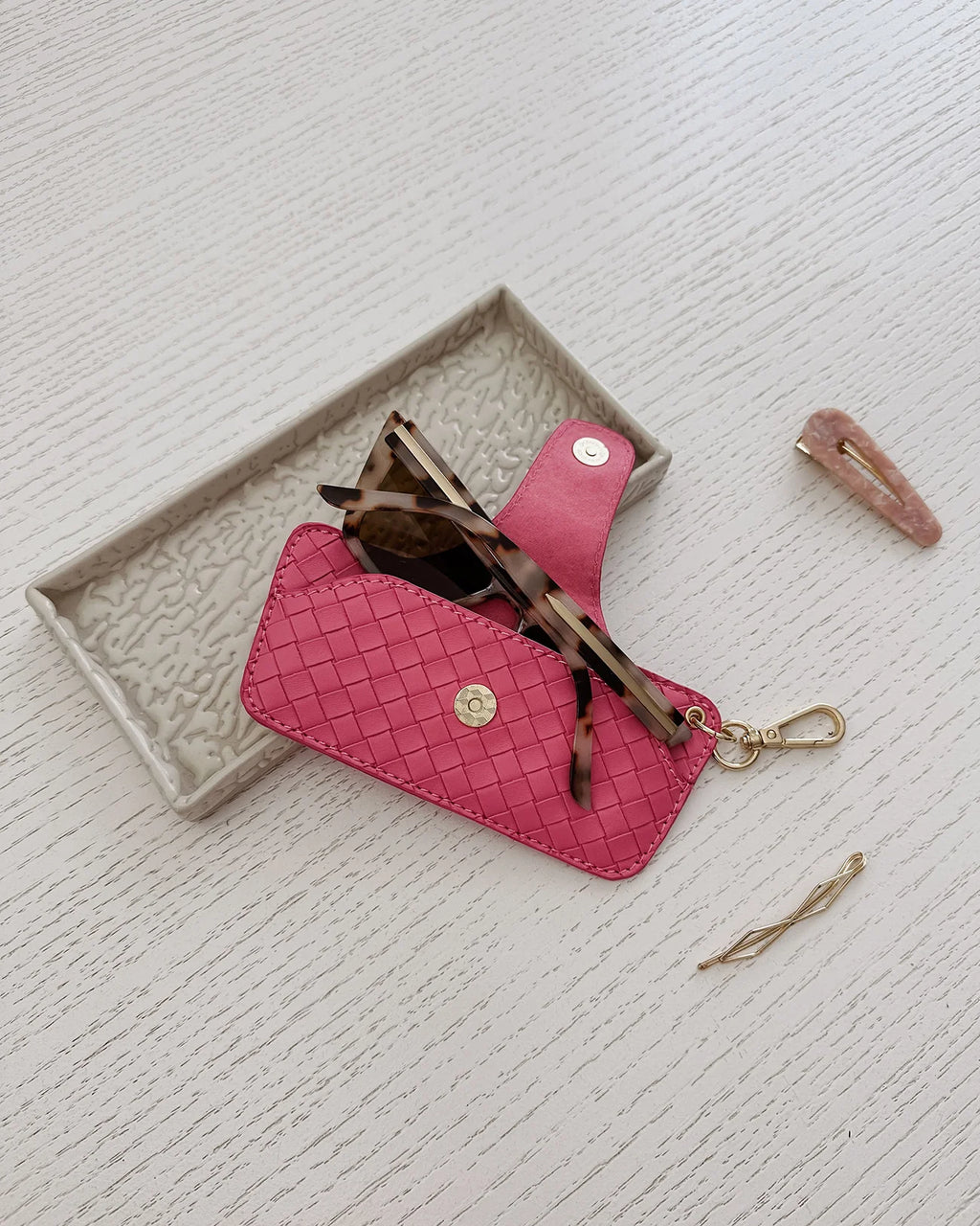 LOUENHIDE SKITTLE SUNGLASS CASE - WOVEN HOT PINK