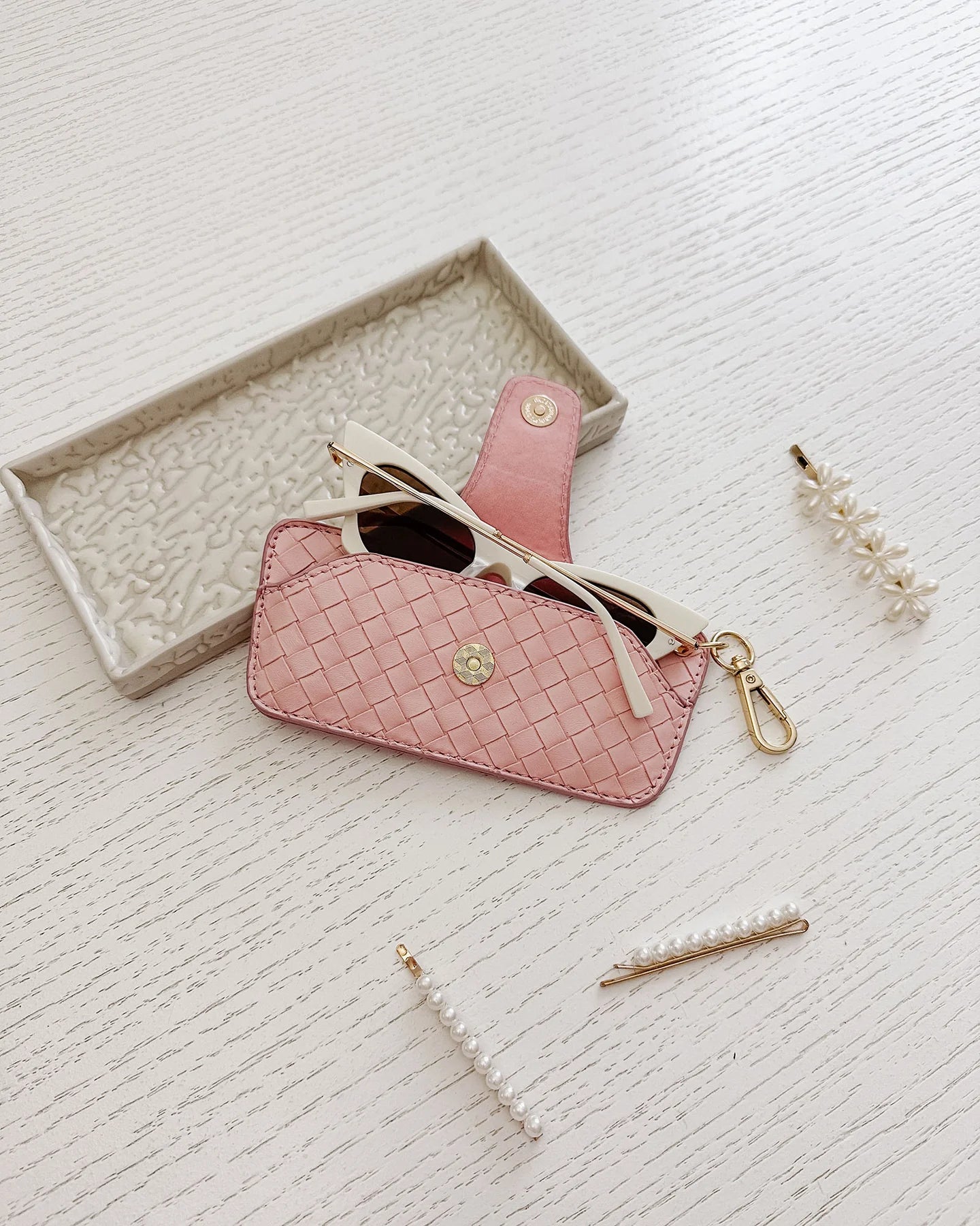 LOUENHIDE SKITTLE SUNGLASS CASE - WOVEN PASTEL PINK