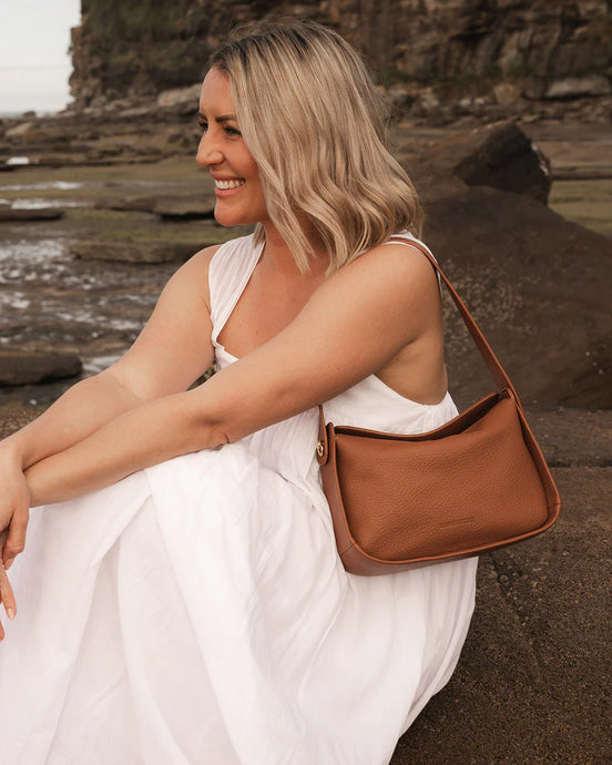 LOUENHIDE MADDIE SHOULDER BAG - TAN