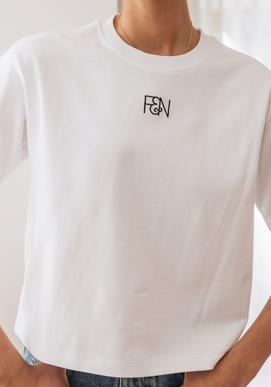 FEATHER + NOISE SIGNATURE TEE - WHITE