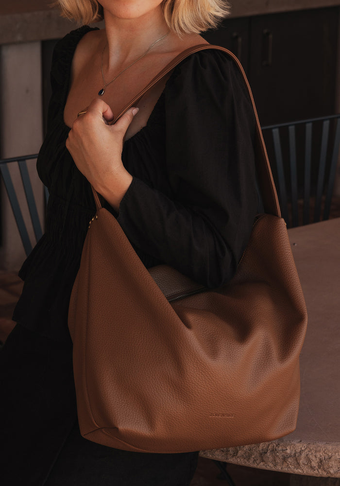 LOUENHIDE MORGAN SHOULDER BAG - CARAMEL