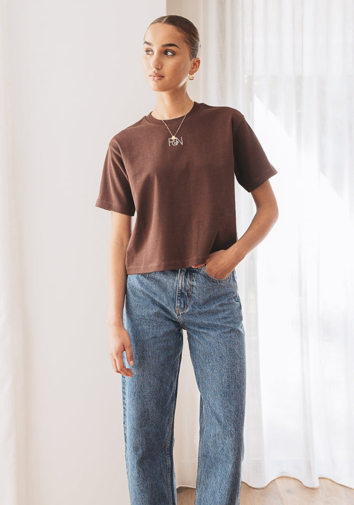 FEATHER + NOISE SIGNATURE TEE - CHOCOLATE
