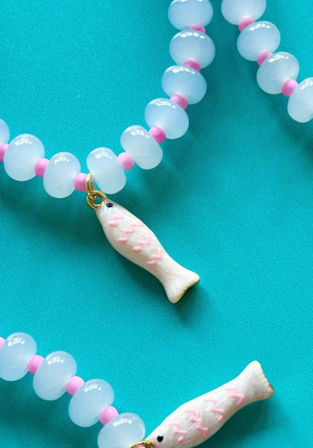 MOSK MELBOURNE WIDDLE FISHY GEM NECKLACE - LIGHT BLUE