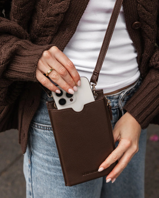 LOUENHIDE SUKI PHONE BAG - CHOCOLATE