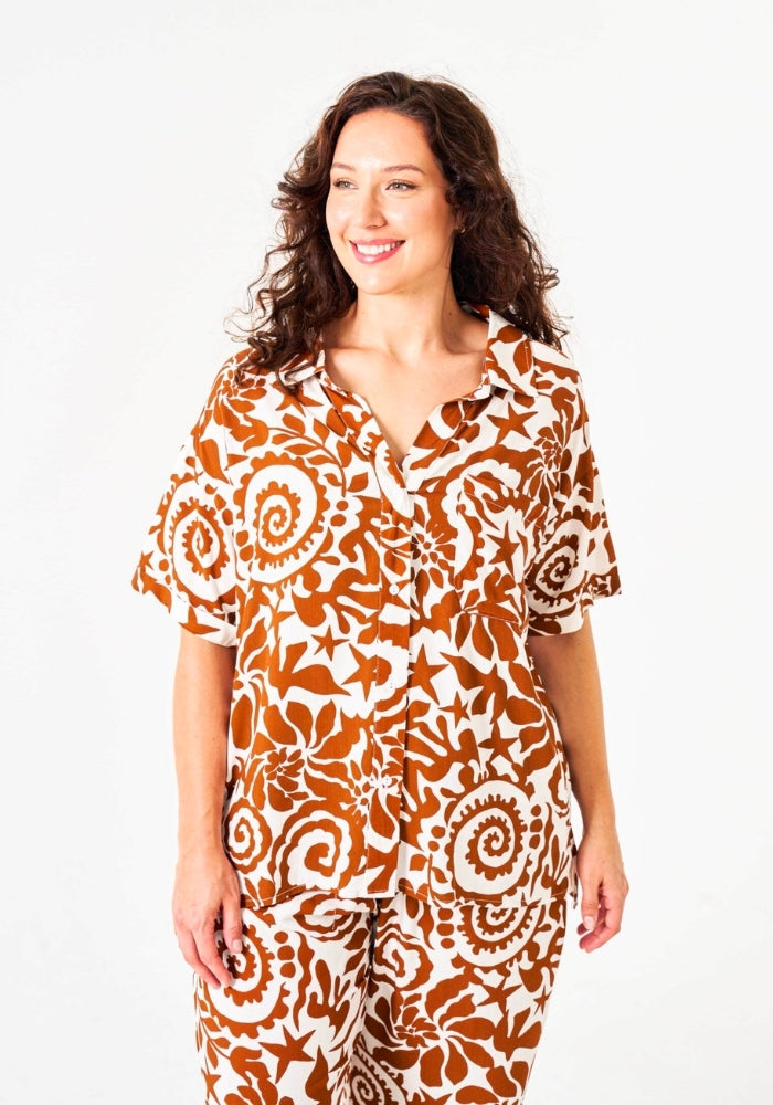 Load image into Gallery viewer, ESSIE BUTTON DOWN SHIRT - TAN PRINT