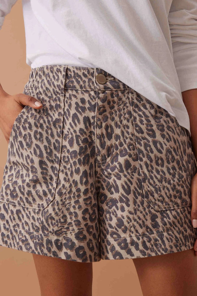 Load image into Gallery viewer, CERES LIFE WEEKENDER SHORT - LEOPARD