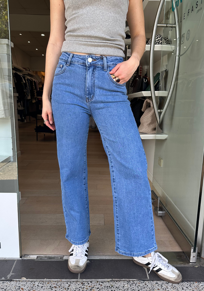Load image into Gallery viewer, CAMRYN STRAIGHT LEG JEAN - LIGHT WASH