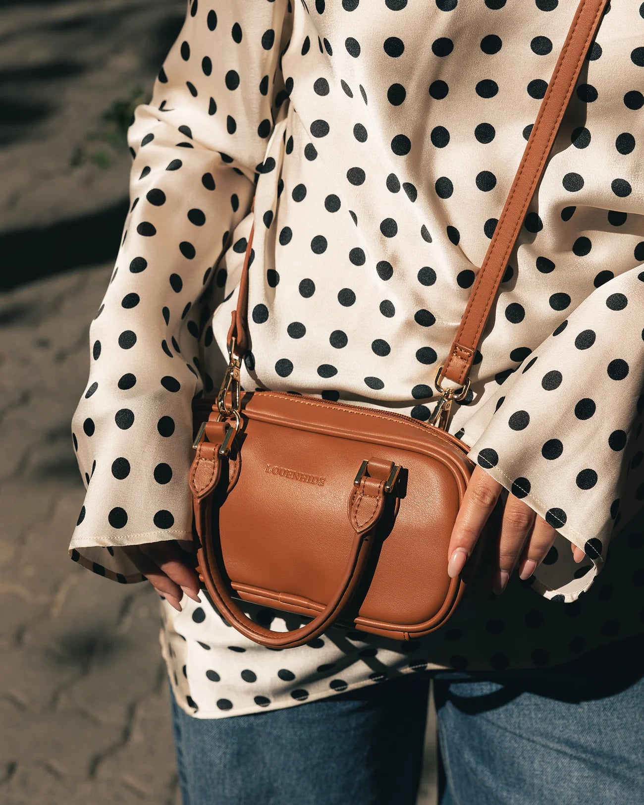 LOUENHIDE ARKI CROSSBODY BAG - TAN