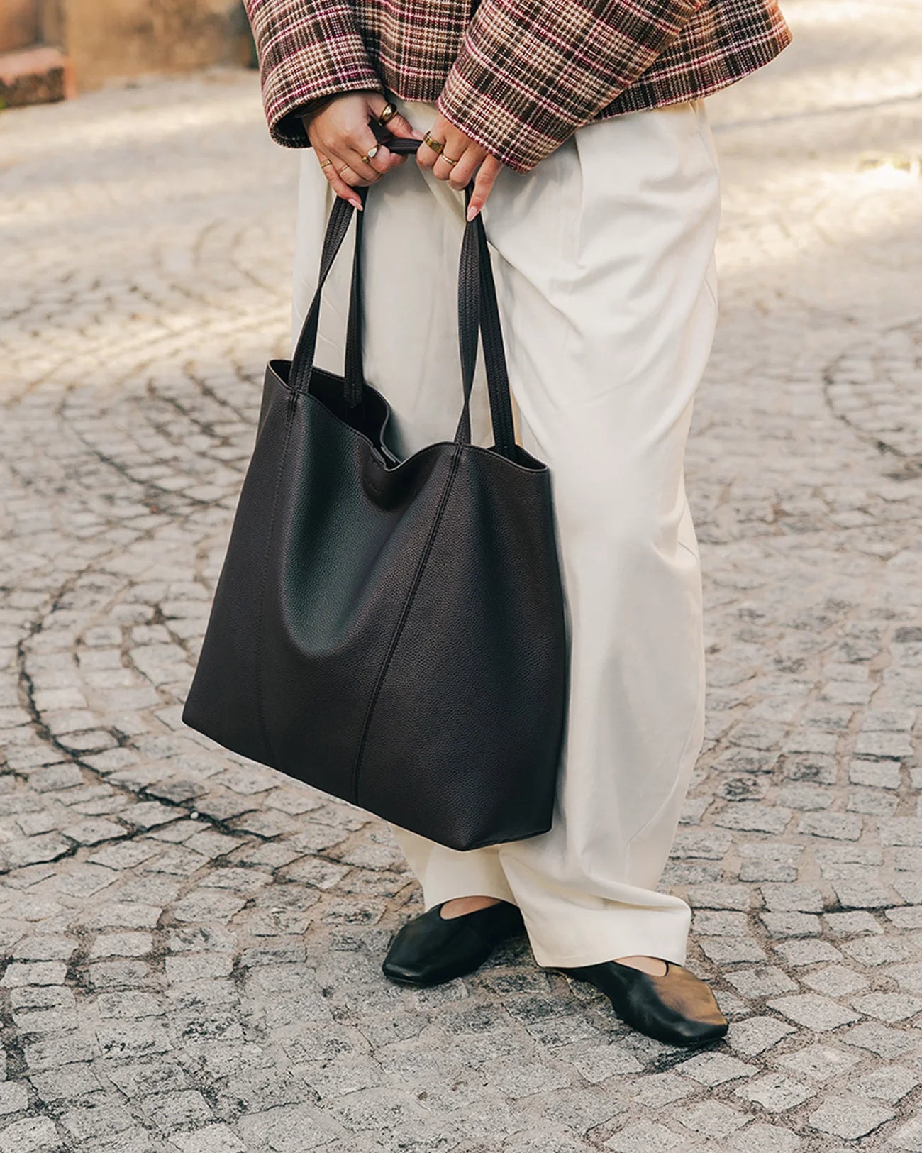 LOUENHIDE COLBY TOTE BAG - BLACK