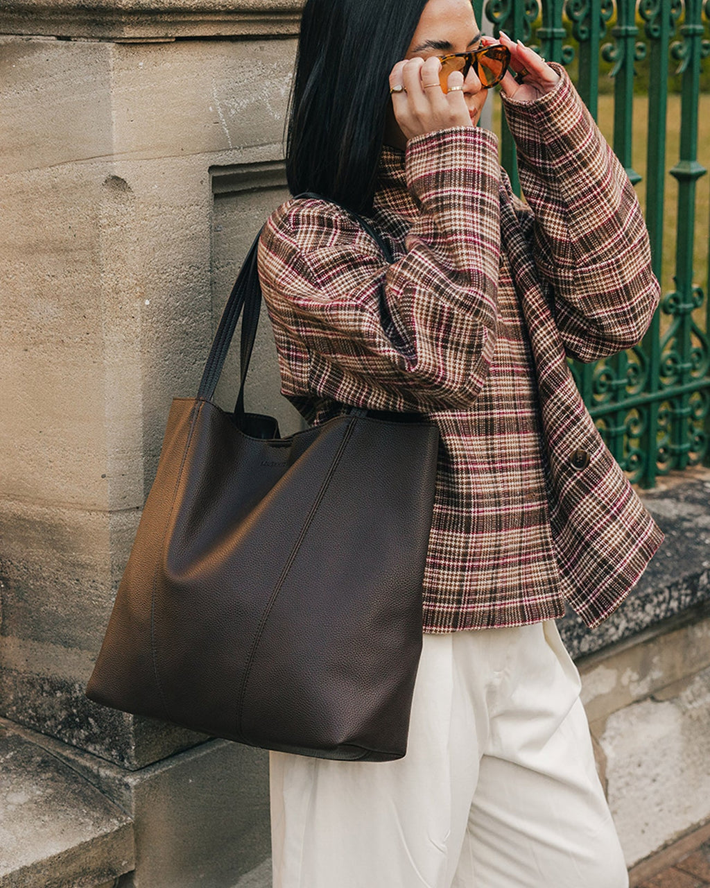 LOUENHIDE COLBY TOTE BAG - CHOCOLATE