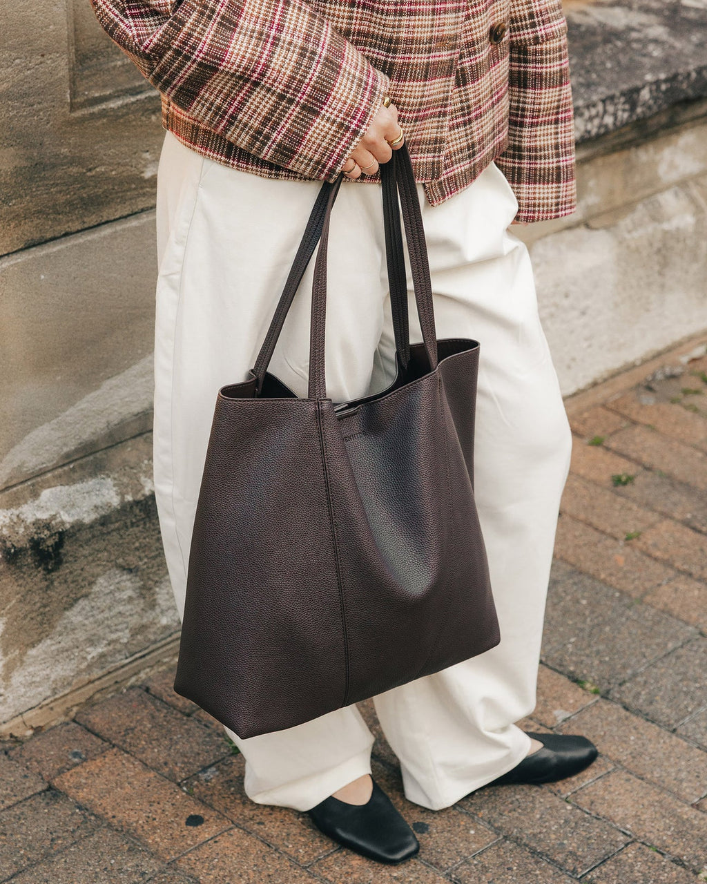 LOUENHIDE COLBY TOTE BAG - CHOCOLATE