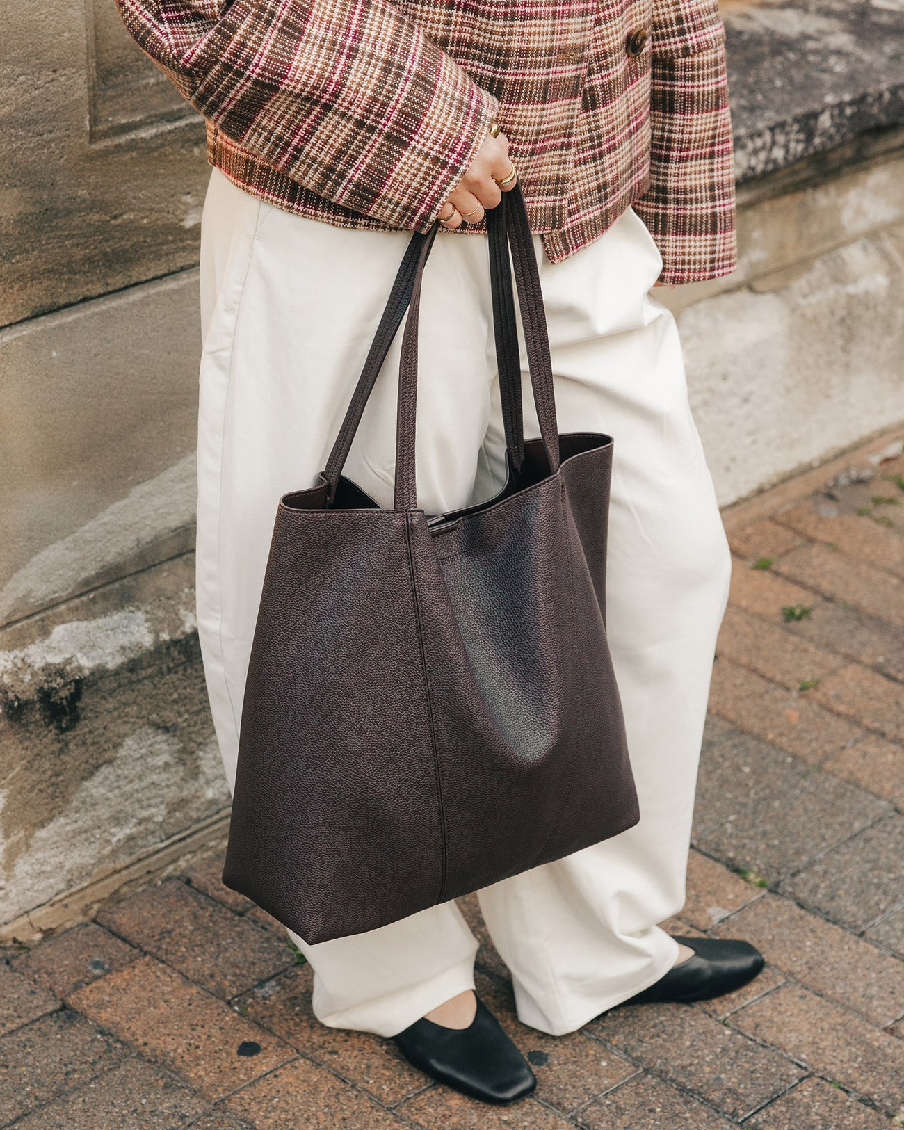LOUENHIDE COLBY TOTE BAG - CHOCOLATE