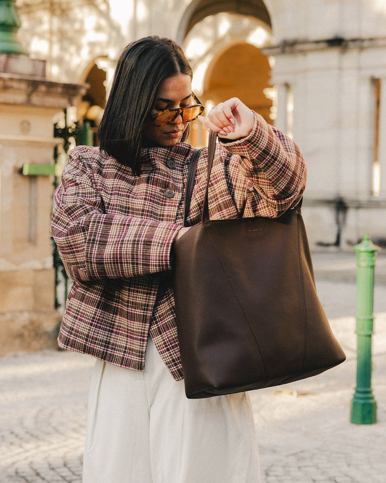LOUENHIDE COLBY TOTE BAG - CHOCOLATE