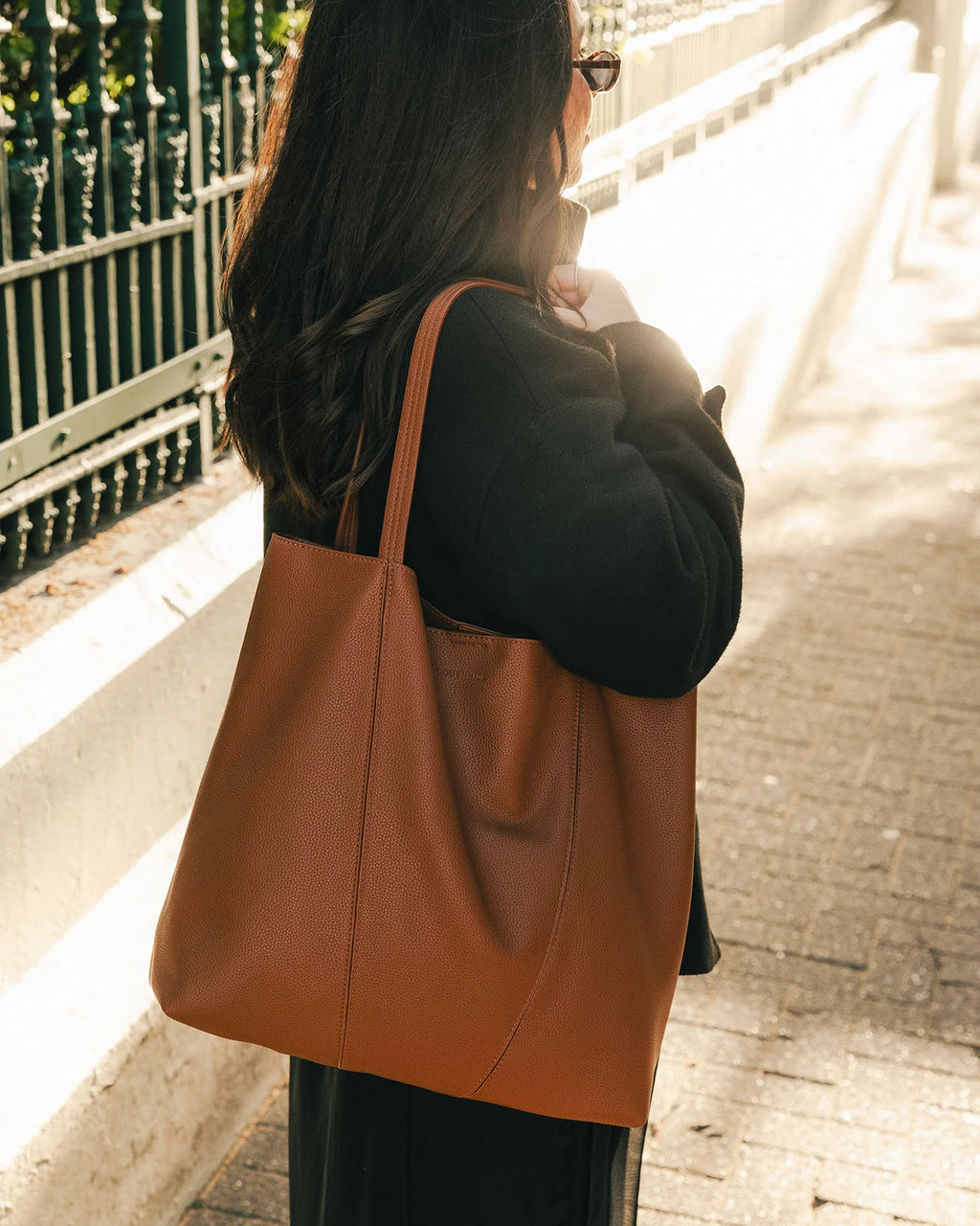 LOUENHIDE COLBY TOTE BAG - TAN