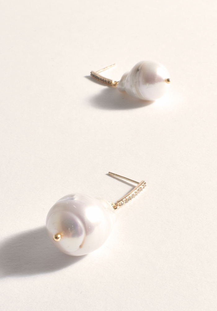 Load image into Gallery viewer, ADORNE DIAMANTE BAR BAROQUE PEARL - GOLD