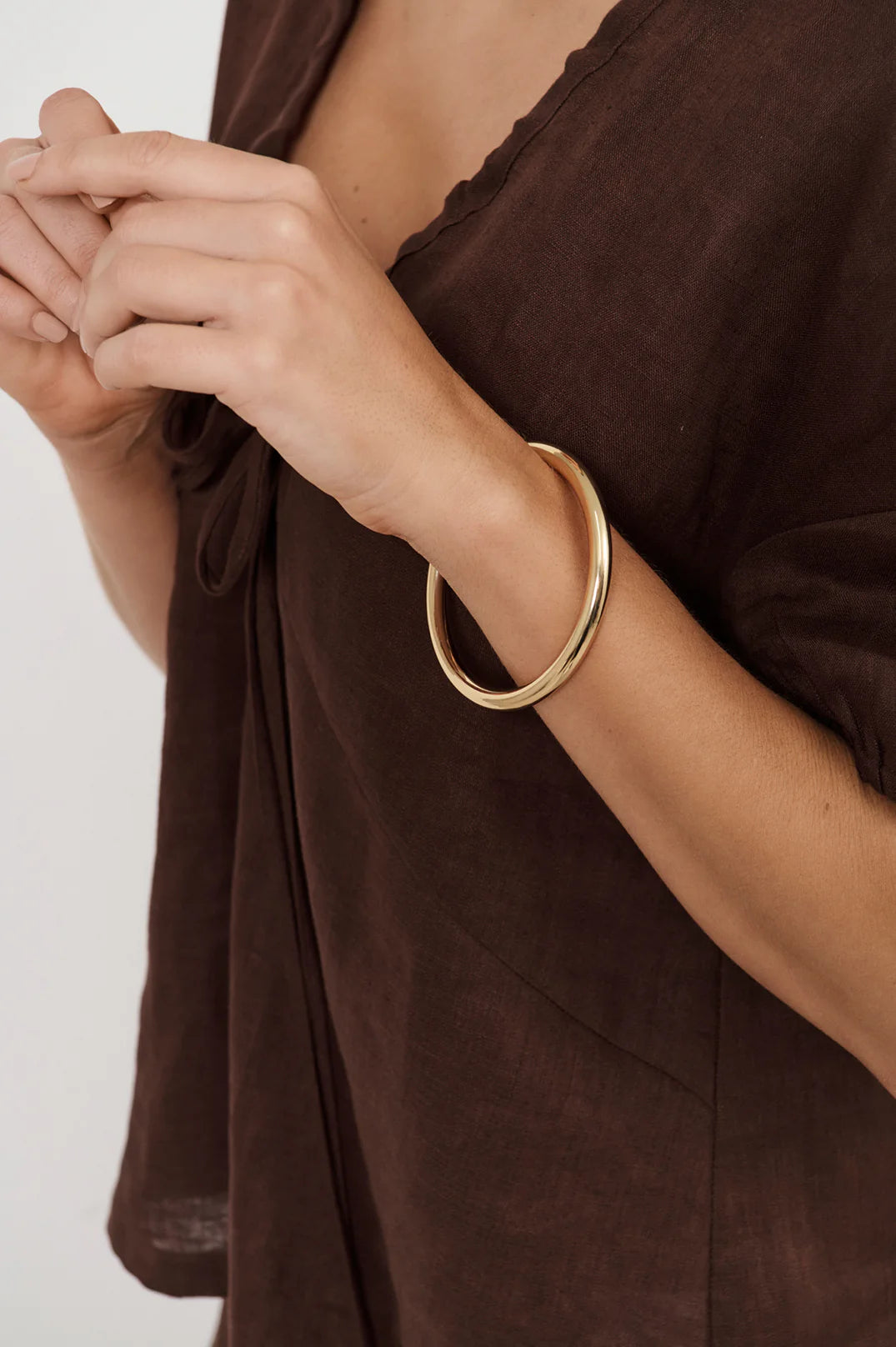 ADORNE ELLERY ESSENTIAL METAL BANGLE - GOLD