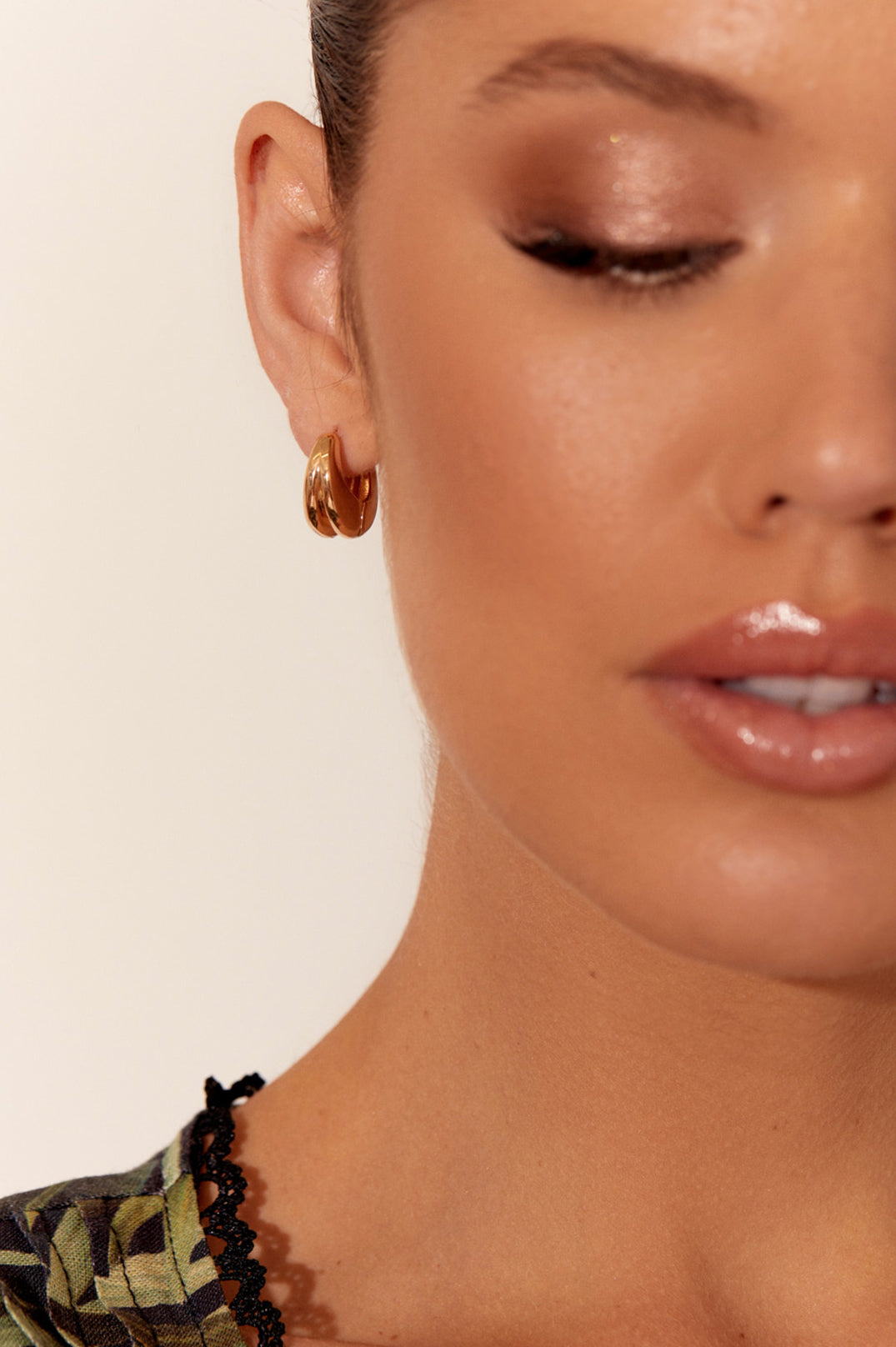 ADORNE CHUBBY METAL HOOPS - GOLD