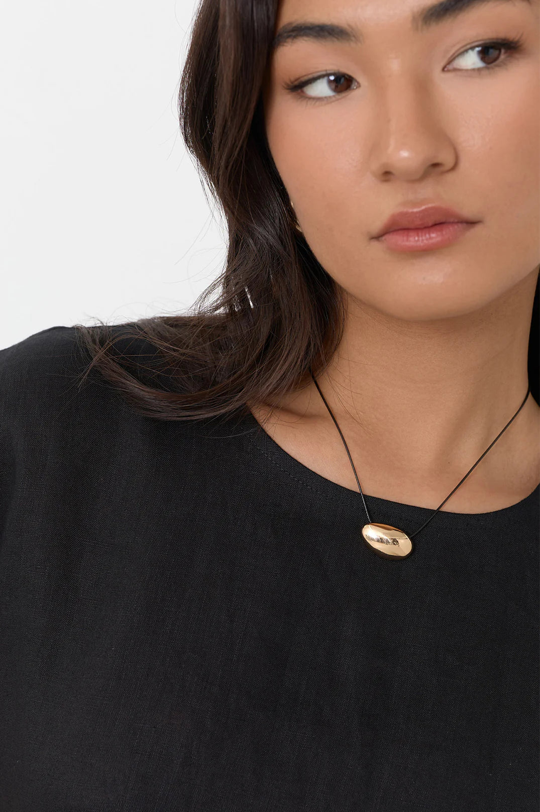 ADORNE OVAL PENDANT SHORT LEATHER NECKLACE - BLACK/GOLD