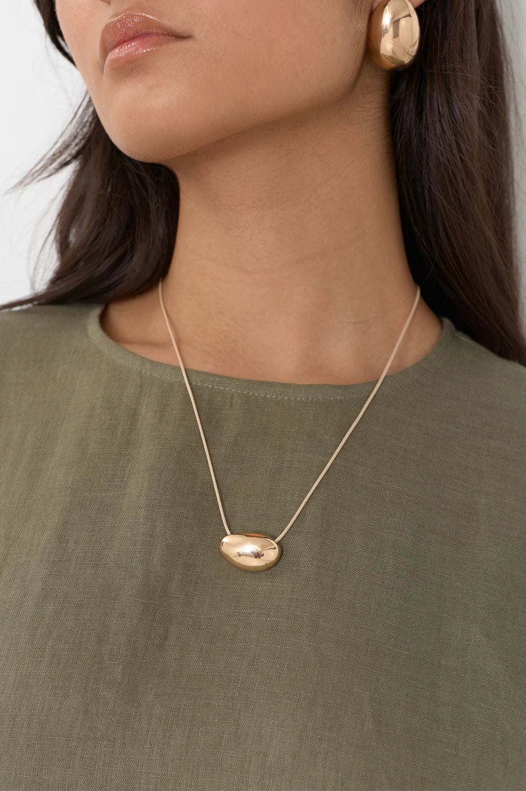 ADORNE OVAL PENDANT SHORT LEATHER NECKLACE - CAMEL/GOLD