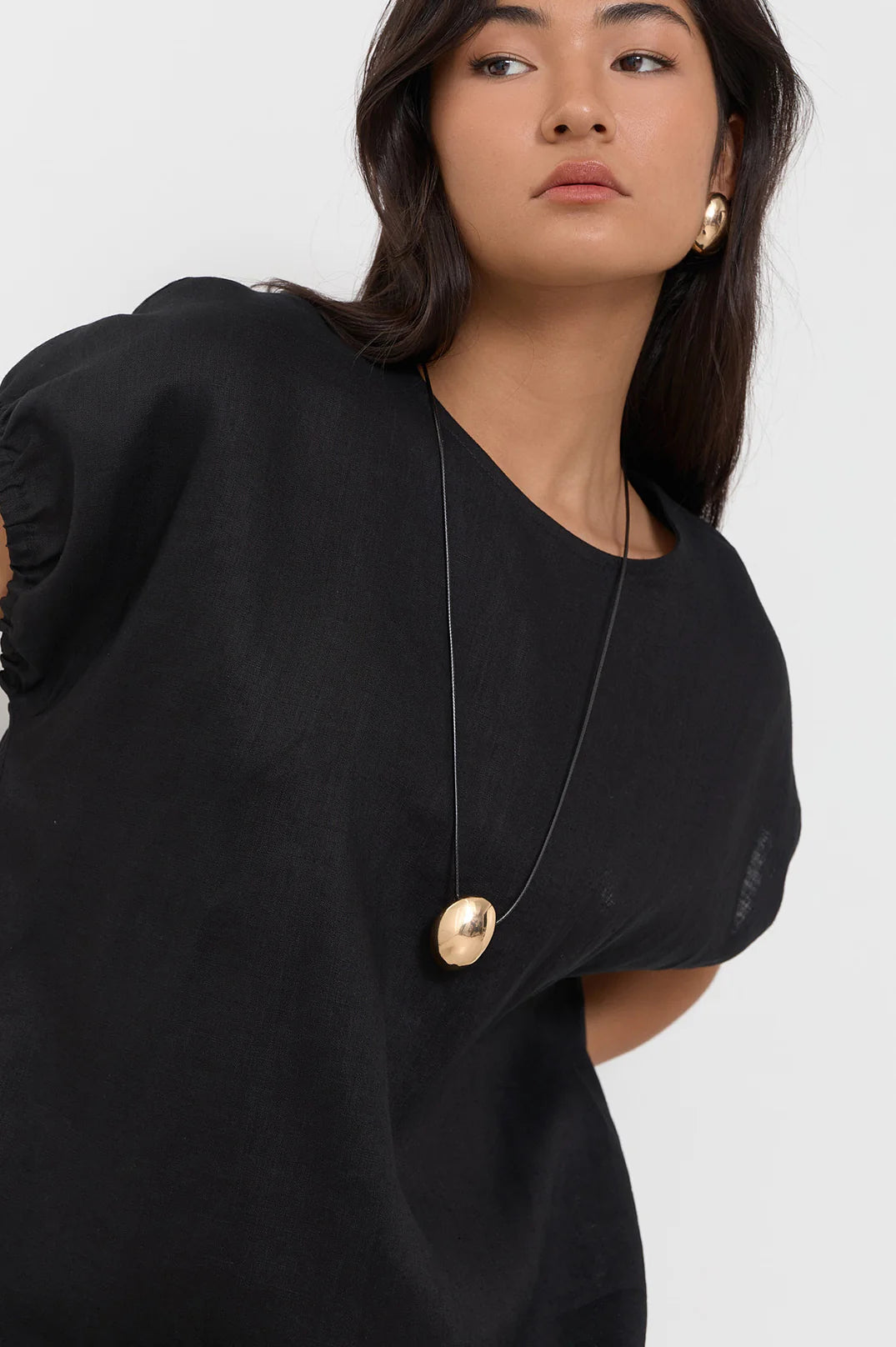 ADORNE OVAL PENDANT ADJUSTABLE LEATHER NECKLACE - BLACK/GOLD