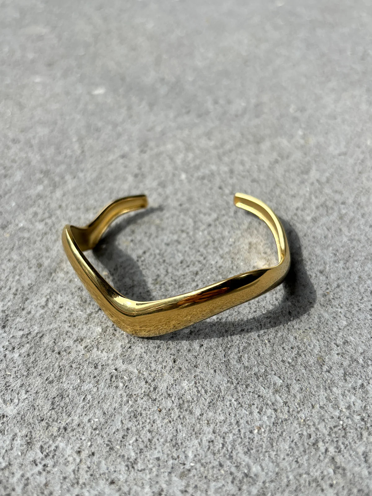 WAVY SLIM ADJUSTABLE BANGLE IN GOLD