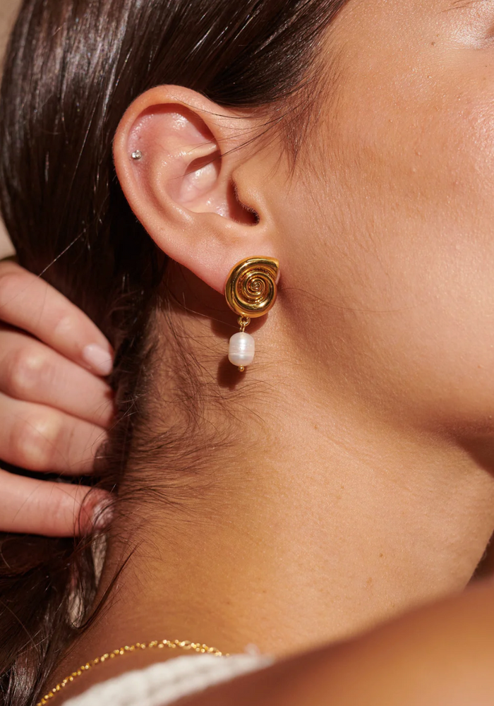 SNAIL PEARL 18K GOLD PLATED EARRINGS