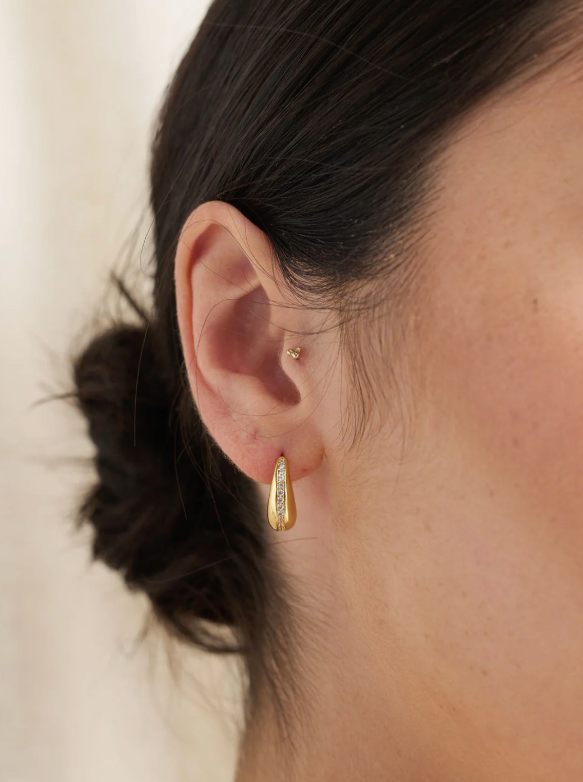 DAINTY HOOP 18K GOLD WITH DIAMANTE DETAIL EARRING