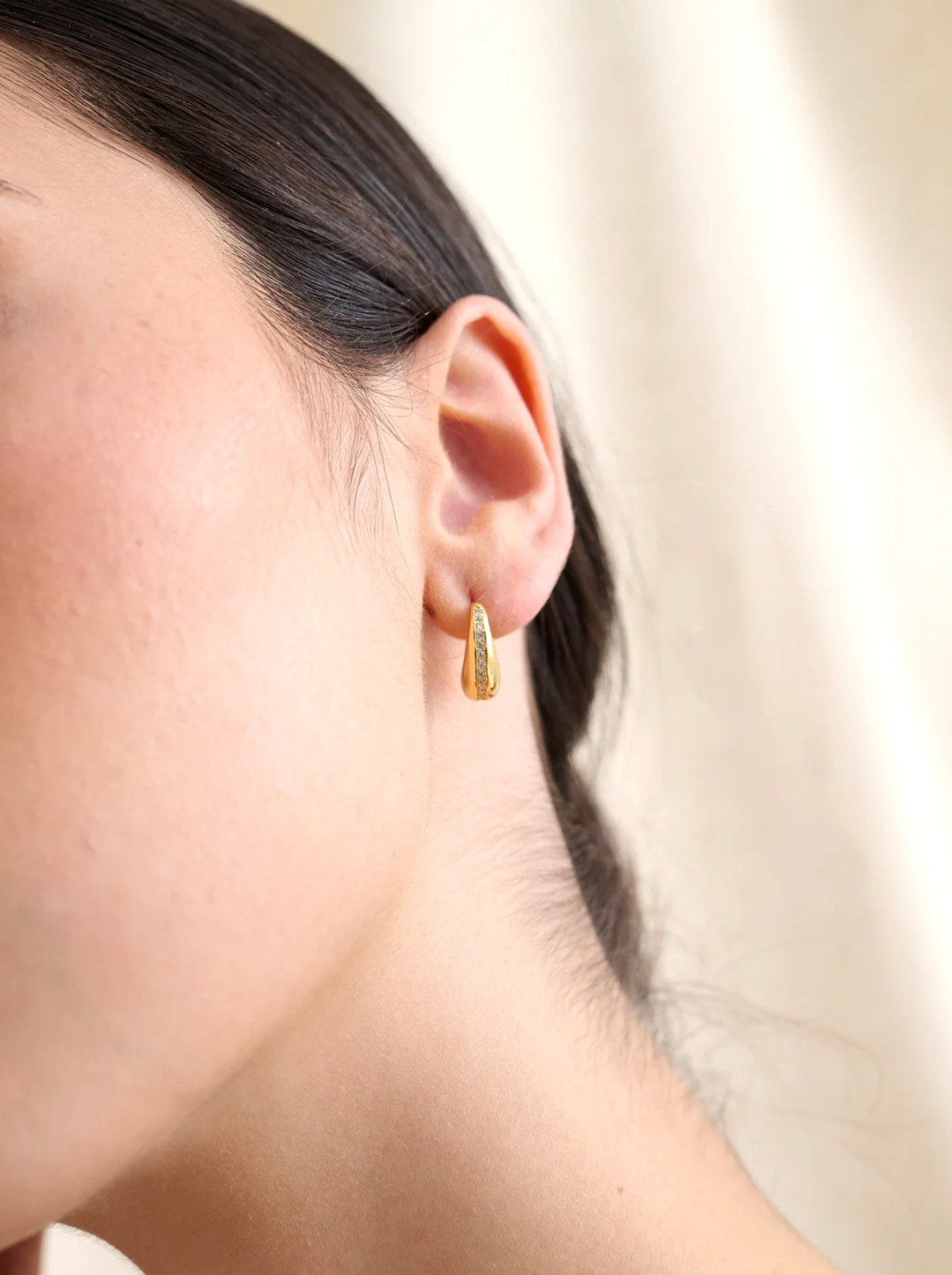 DAINTY HOOP 18K GOLD WITH DIAMANTE DETAIL EARRING