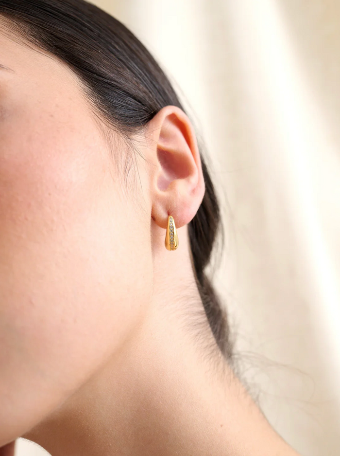 Load image into Gallery viewer, DAINTY HOOP 18K GOLD WITH DIAMANTE DETAIL EARRING