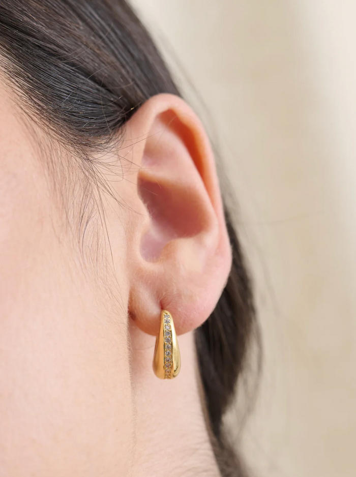 Load image into Gallery viewer, DAINTY HOOP 18K GOLD WITH DIAMANTE DETAIL EARRING