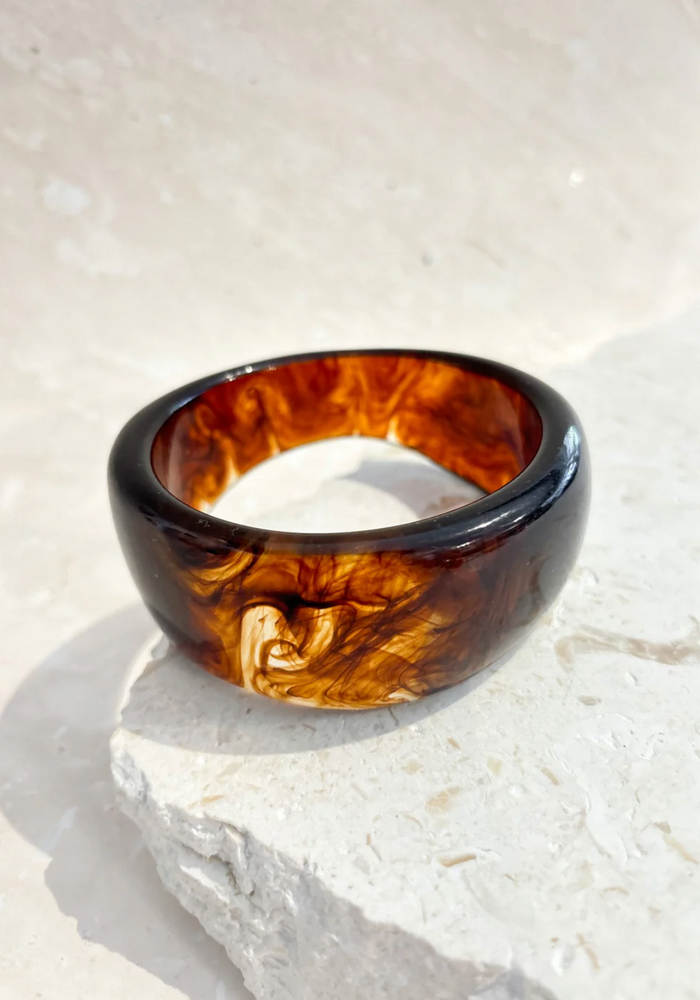 WIDE RESIN BANGLE TORTOISESHELL