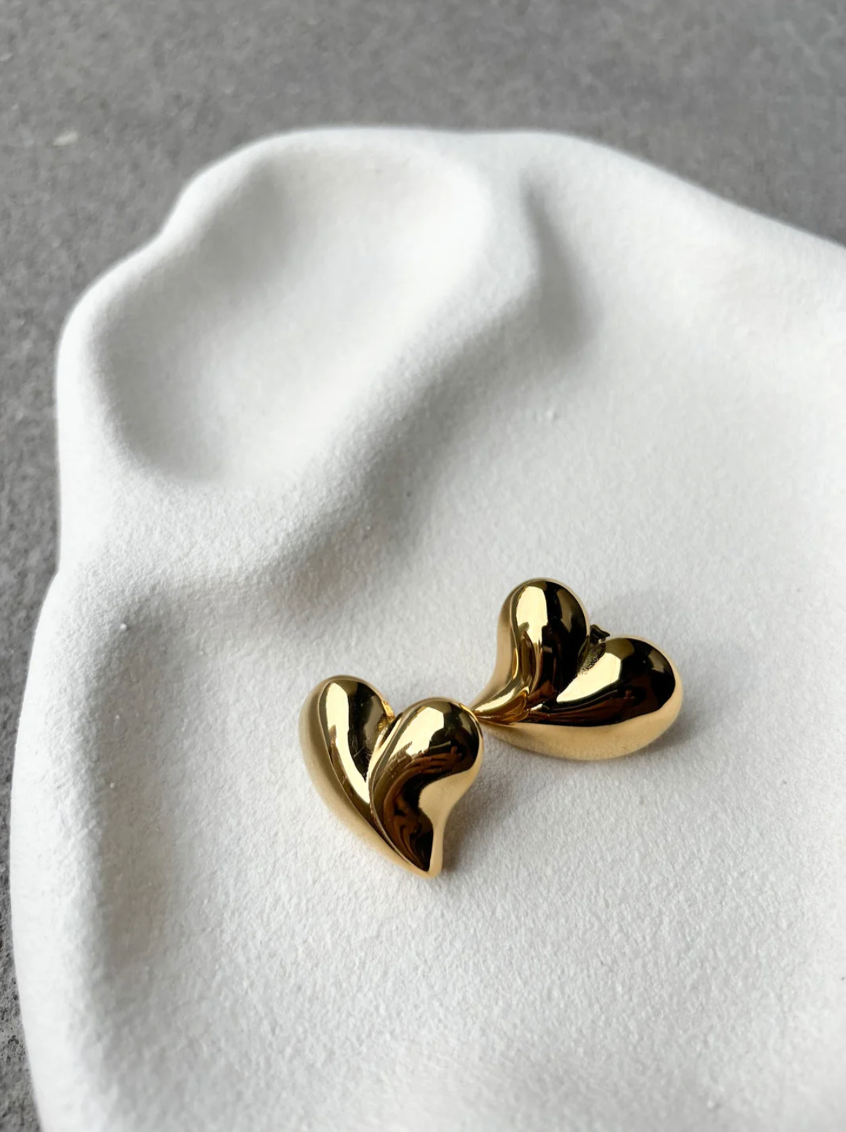 JESSIE HEART STATEMENT EARRINGS - GOLD