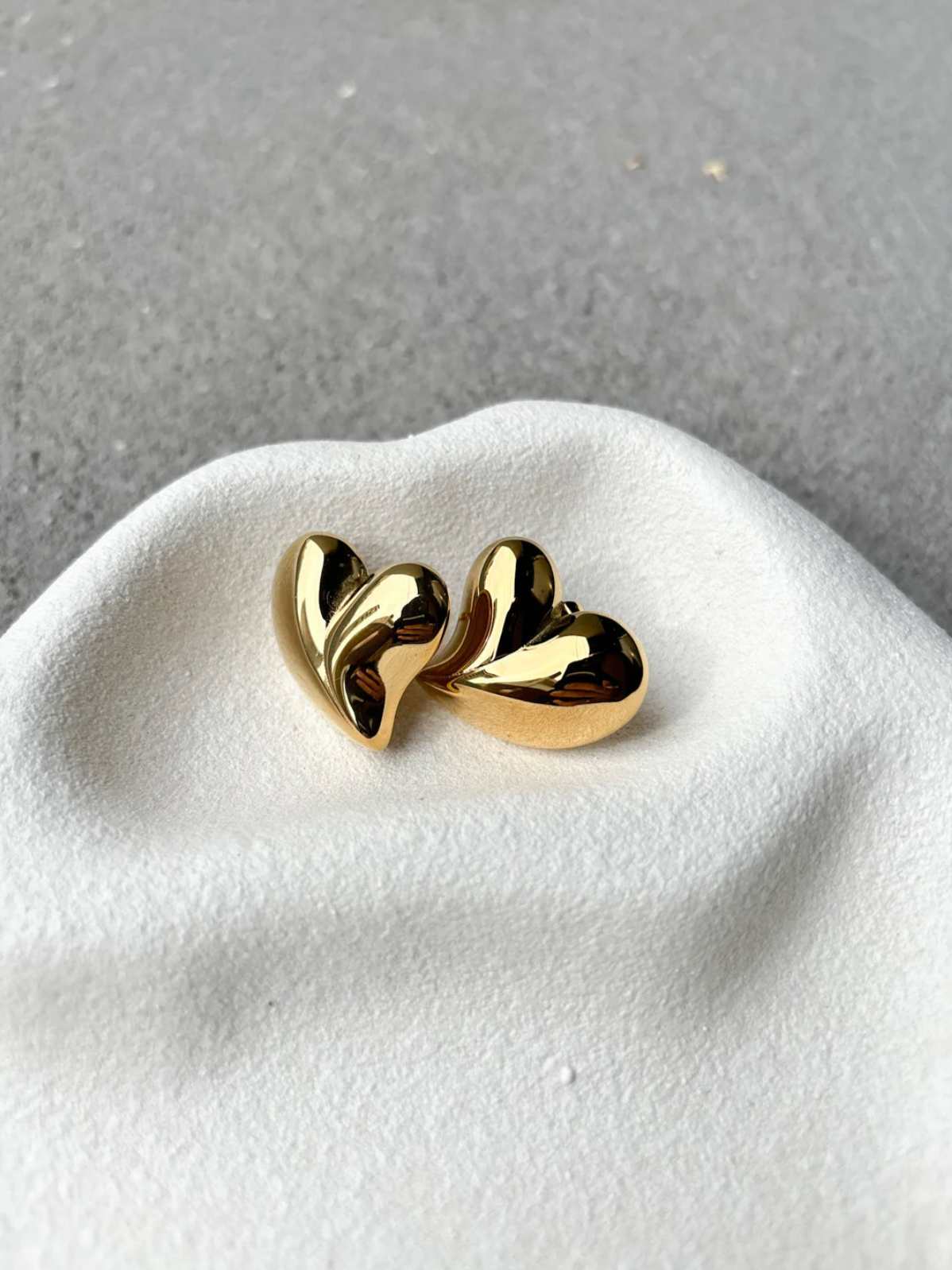 JESSIE HEART STATEMENT EARRINGS - GOLD