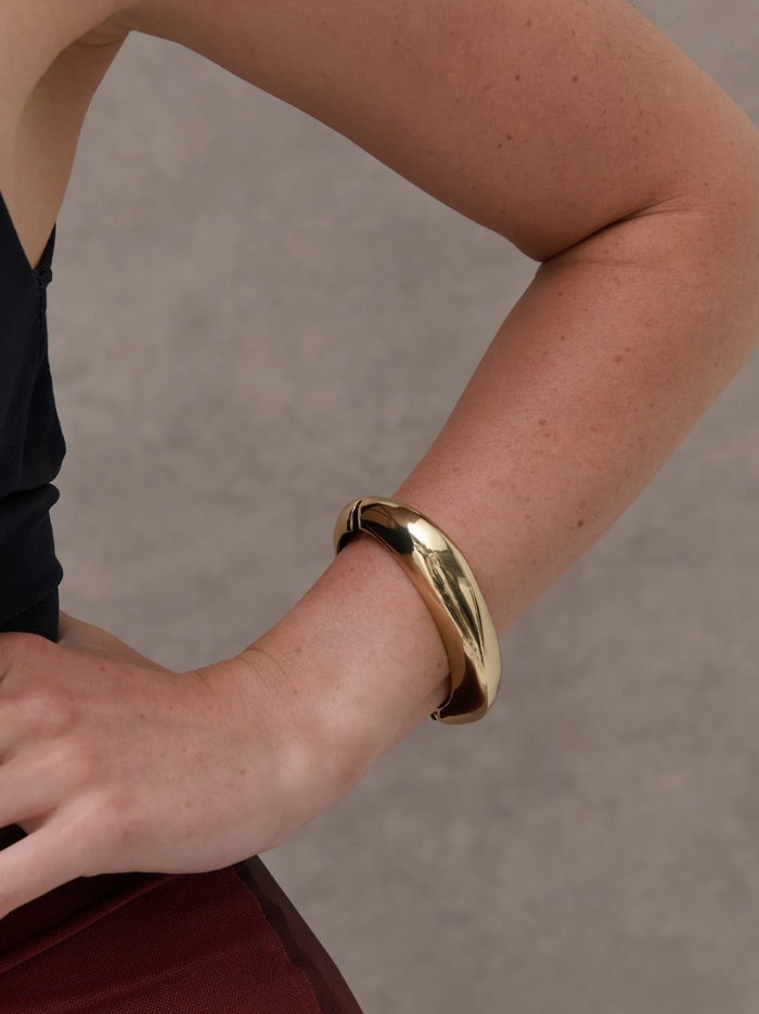 Load image into Gallery viewer, METAL OPEN CUFF BANGLE IN GOLD